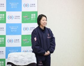 挨拶する女子の大山選手