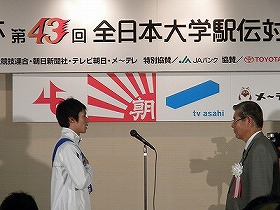 開会式で選手宣誓を行う選手