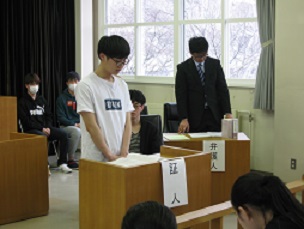 高校生の法学部訪問　模擬裁判見学