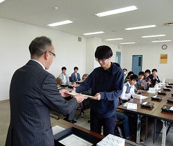 経済学部で学業優秀生の表彰を行いました