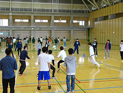 新入生ガイダンスの3日目、経済学部の「学部企画」と「学部交流会」が行われました