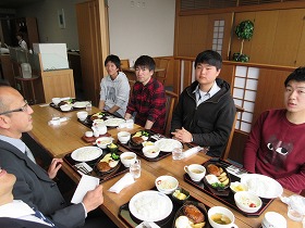 交換留学生と国内留学生との会食