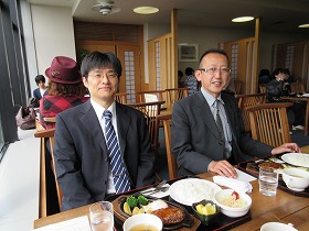 交換留学生と国内留学生との会食