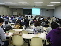 【経済学部講演会】飯田和人氏を招いて経済学部講演会を開催