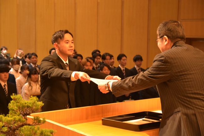 学部を代表し学位記を受け取及川詩音さん