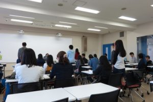 こども発達学科のオープンキャンパス：楽しく歌って仲よくなろう！