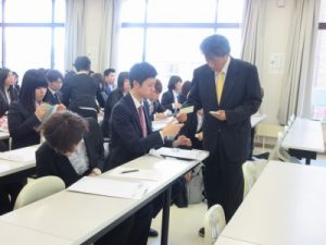 ゼミ担当の先生からの学生書の手渡し