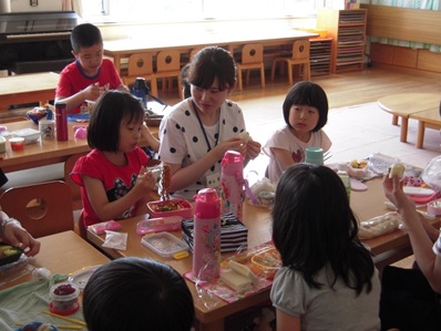 16.7.9栗山町児童センターボランティア「お姉ちゃん、また来てね」