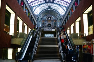 アントワープ中央駅の構内。外からの眺めもまた格別です。