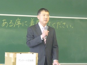 山添学科長からの式辞。