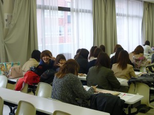 こっそりカメラ目線の学生2名。