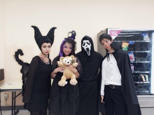 ハロウィンでの写真。他の英米の学生も一緒に。