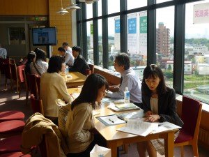 個別相談会。全体会場で聞けないことはここでお気軽にお尋ねになれます。