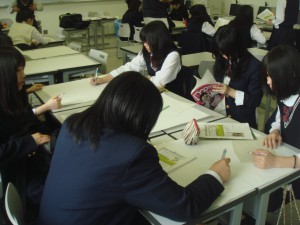 調べた内容を模造紙に下書き！