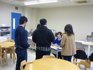 学内スタンプラリー中。新調した学習支援室にて、先輩から説明を受けています。