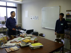 学科長訪問。この後、クイズに正解しお菓子をもらいました。