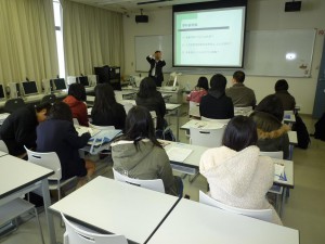 岡崎学科長による説明をみな真剣に聞いています！！