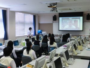 スクリーンには高大連携授業担当のオルソン先生が映っています