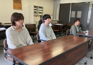 3人で真剣なまなざし