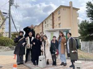 UR明石舞子団地A1棟の前で記念撮影