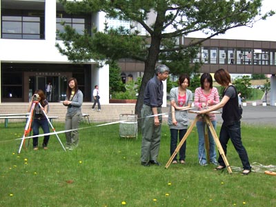 考古学実習で測量の練習をしています