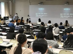 学生スタッフが司会進行