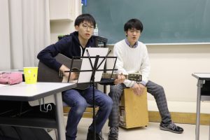 演奏する学生