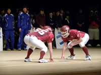 アトラクションで日頃の練習の一部を紹介したアメリカンフットボール部