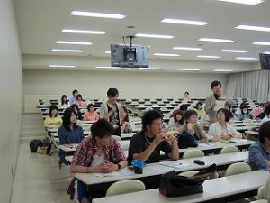 質問する学生