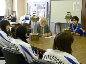 学長に優勝報告する選手達