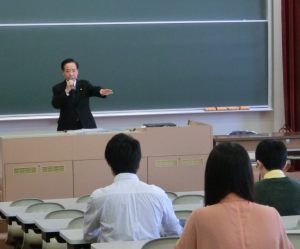 警察官志望の学生を激励する市川先生