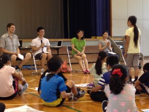 小学生の質問に答える留学生