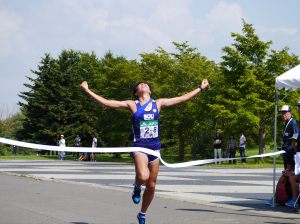 ゴールテープを切る8区　宮崎卓磨 選手