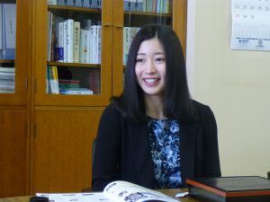 学長に結果を報告する藤本那菜さん