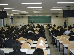 高田弁護士と授業を受ける学生の様子