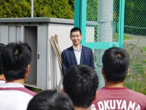 野球場の見学をする原さん