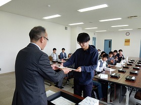 経済学部長から表彰状が渡されました