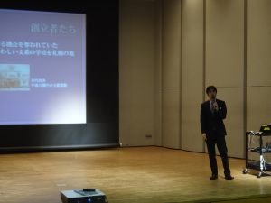 本学G館1Fホールでの全体説明会