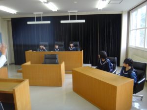 法廷教室の見学