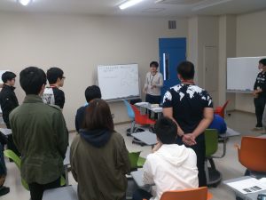 学校祭の出し物について議論中