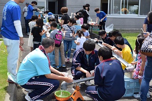 大盛況の流しそうめん