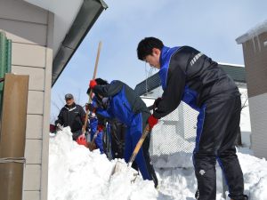 除雪活動の様子（陸上競技部）