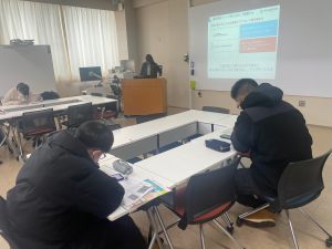 企業研究シートの作成中