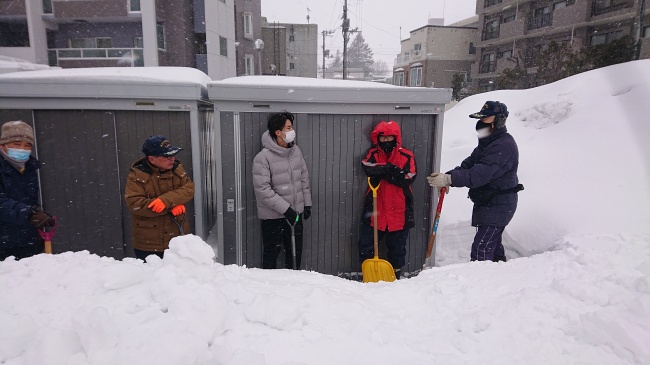 作業の合間に談笑中