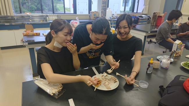 考えたメニューを試食中