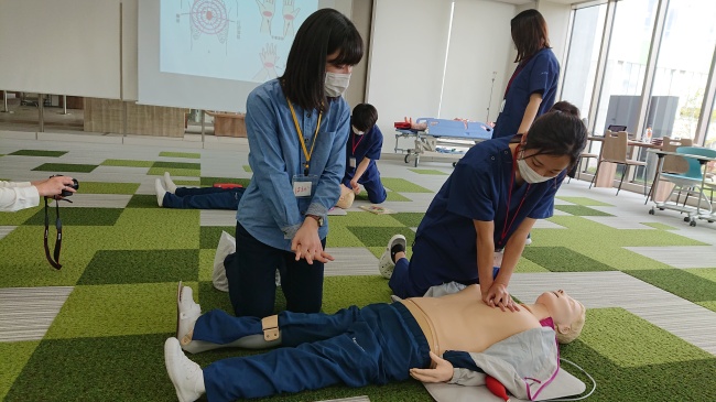 まずは看護医療専門学校生がお手本を示します