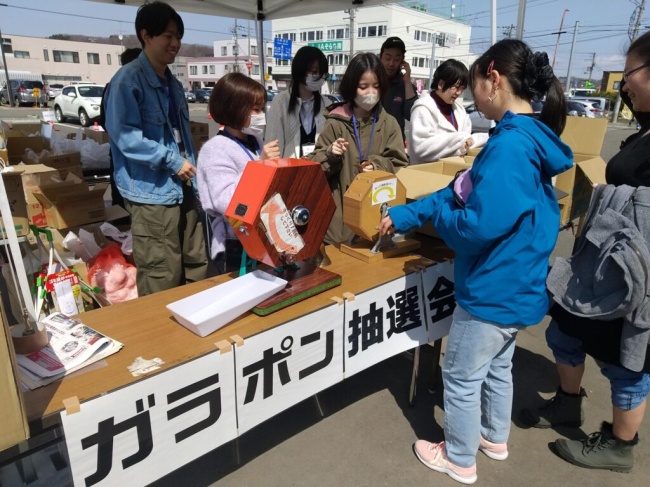 栗山町ふるさと田舎まつりの様子（写真左：西岡さん）